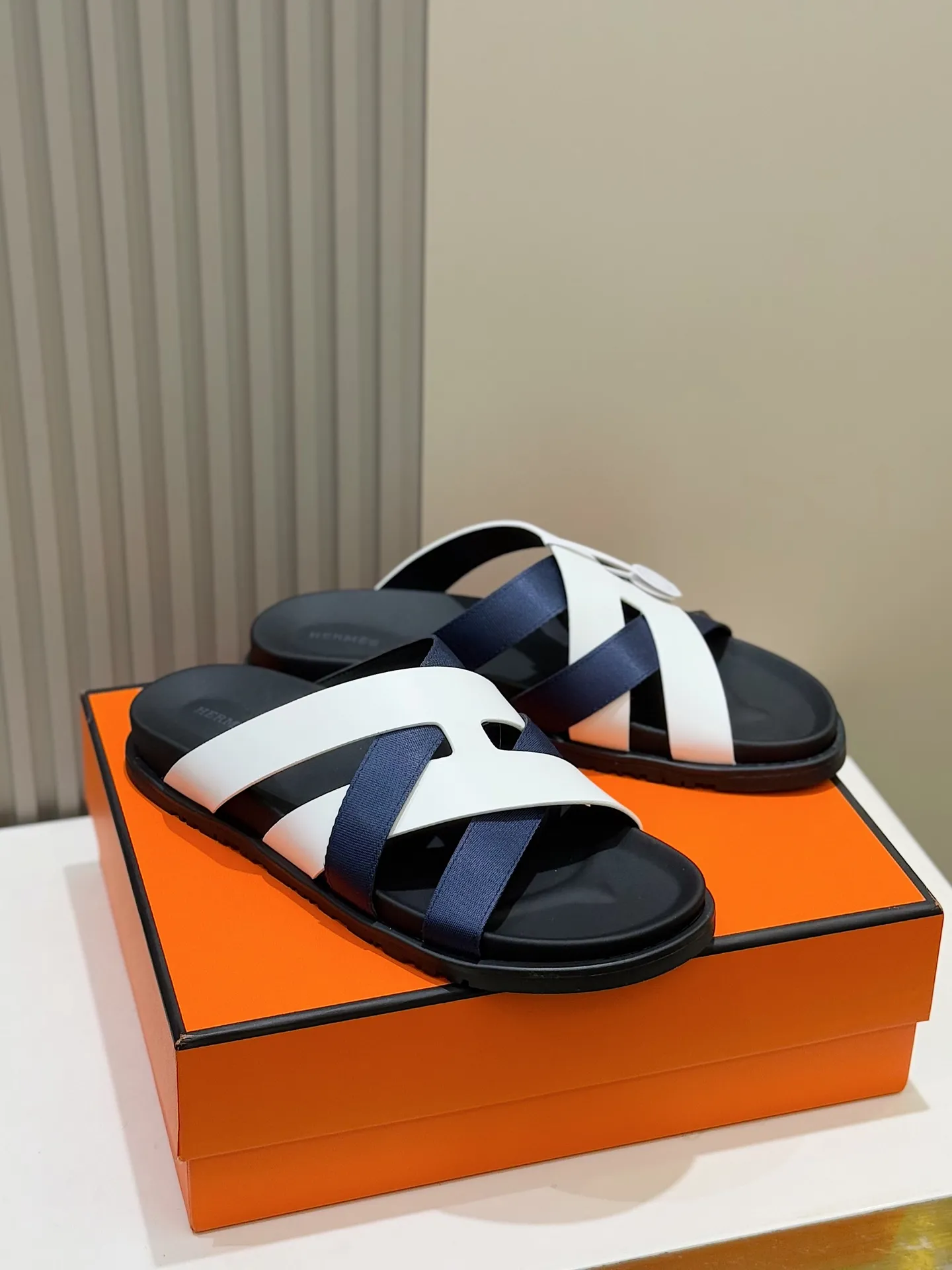 Batch 280 Hermes men's Kazimir slippers - top quality woven calfskin functional sandals, with interwoven uppers inspired by the "H" iconic pattern to create a casual look, perfect for summer. Imported cowhide + cowhide lining + rubber outsole Size: 38-44 (.45.46 customized)